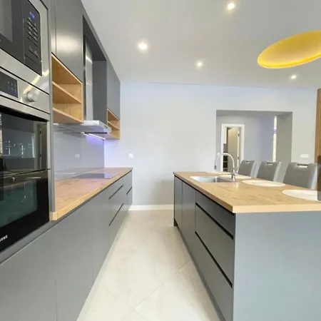 Lux City Center Apartment *